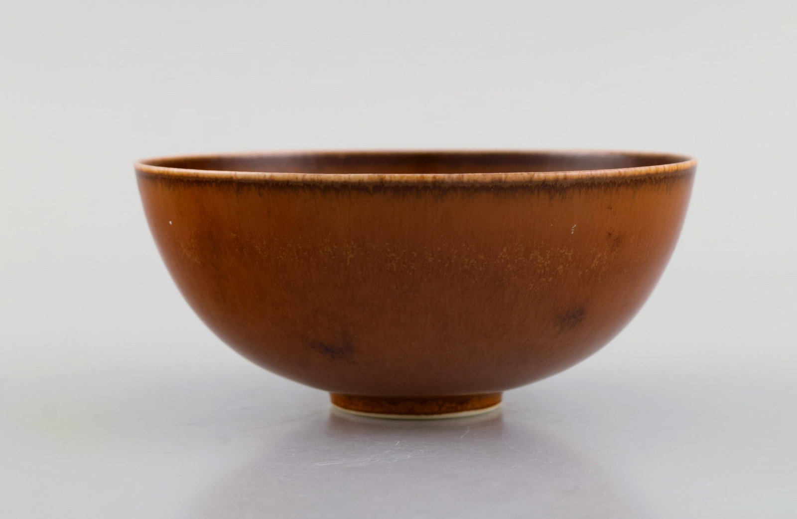 Saxbo bowl in glazed stoneware. Beautiful glaze in brown shades. Mid-20th century.: Title: Saxbo bowl in glazed stoneware. Beautiful glaze in brown shades. Mid-20th century. Description: Saxbo bowl in glazed stoneware. Beautiful glaze in brown shades. Mid-20th century. Measures: 12 x