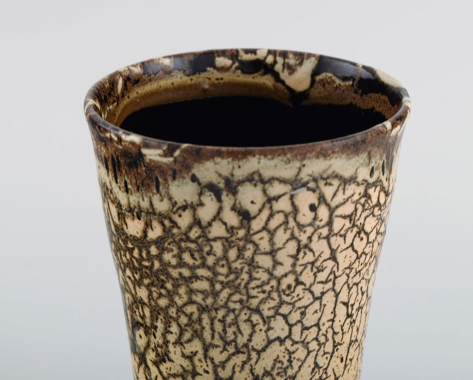 Isabelle Dacourt, France. Unique vase in glazed stoneware. Beautiful crackled glaze in cream and - 4