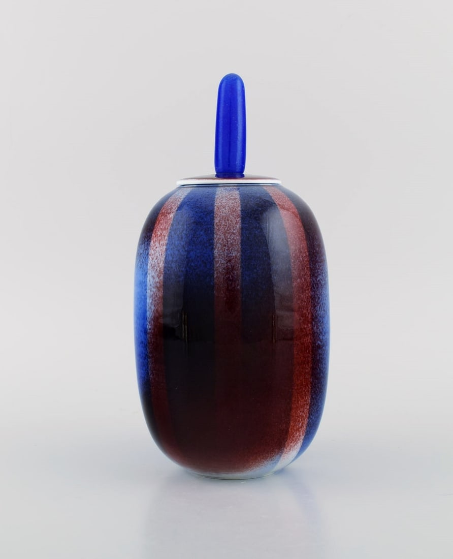 Suzanne Öhlén for Rörstrand. Lidded jar in glazed stoneware. Beautiful glaze in: Title: Suzanne Öhlén for Rörstrand. Lidded jar in glazed stoneware. Beautiful glaze in shades of blue and red. Striped design. 1980s. Description: Suzanne Öhlén for Rörst