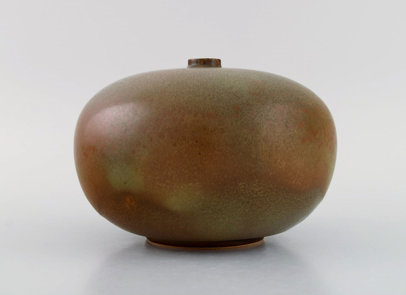 Round Bing & Grøndahl vase in glazed stoneware. Beautiful glaze in earth tones. 1920s / 30s. - 2