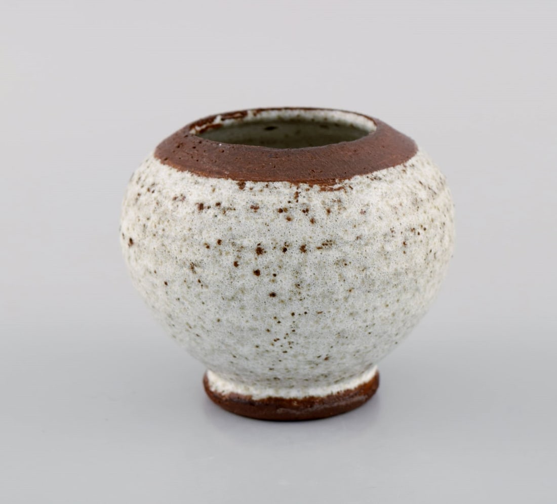 Eli Keller (b. 1942), Sweden. Round unique vase in white glazed stoneware. 21st Century. - 3