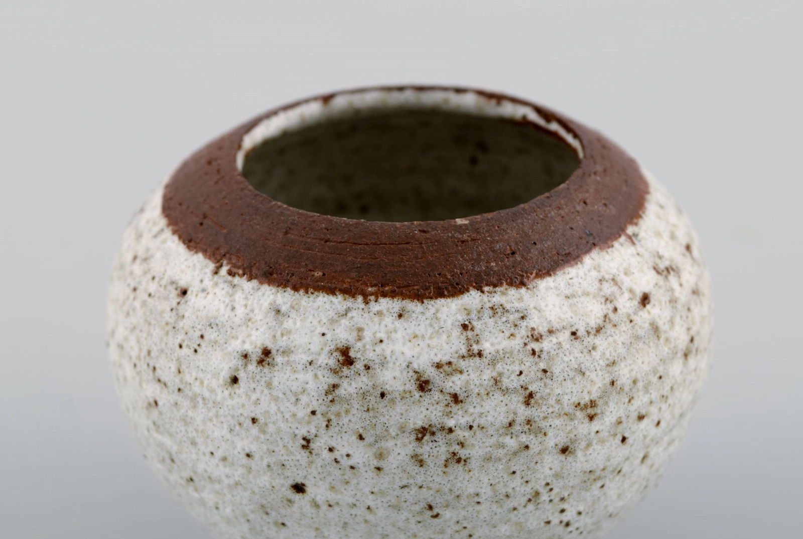 Eli Keller (b. 1942), Sweden. Round unique vase in white glazed stoneware. 21st Century. - 4