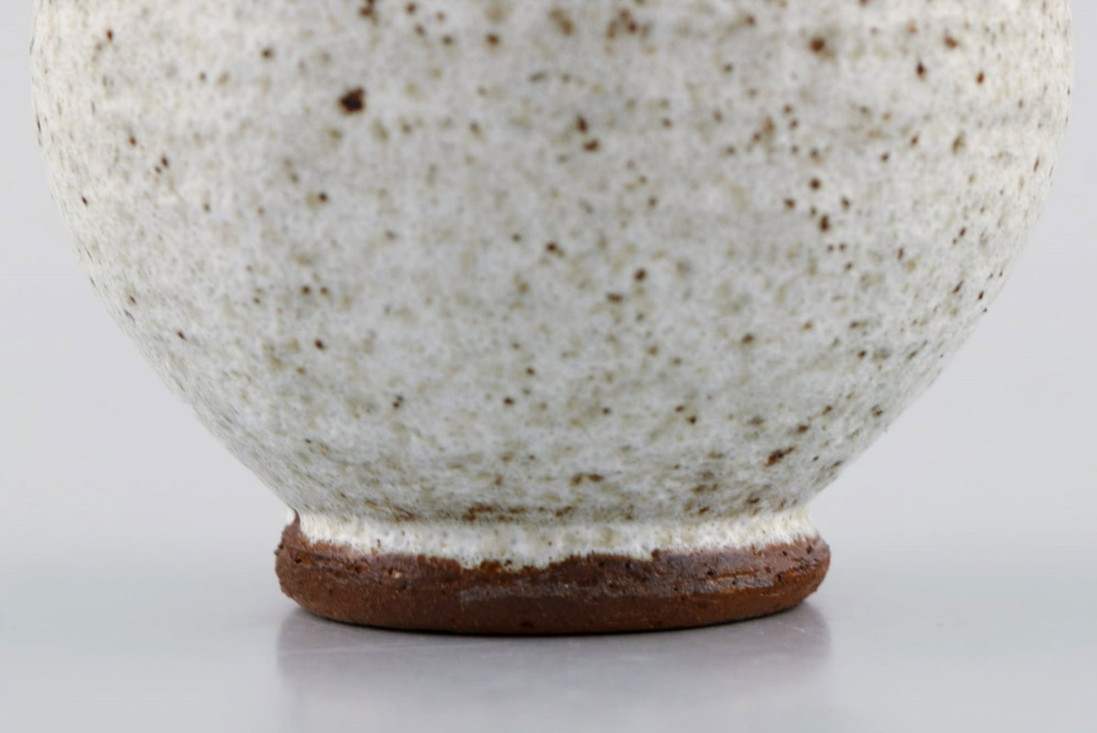 Eli Keller (b. 1942), Sweden. Round unique vase in white glazed stoneware. 21st Century. - 5