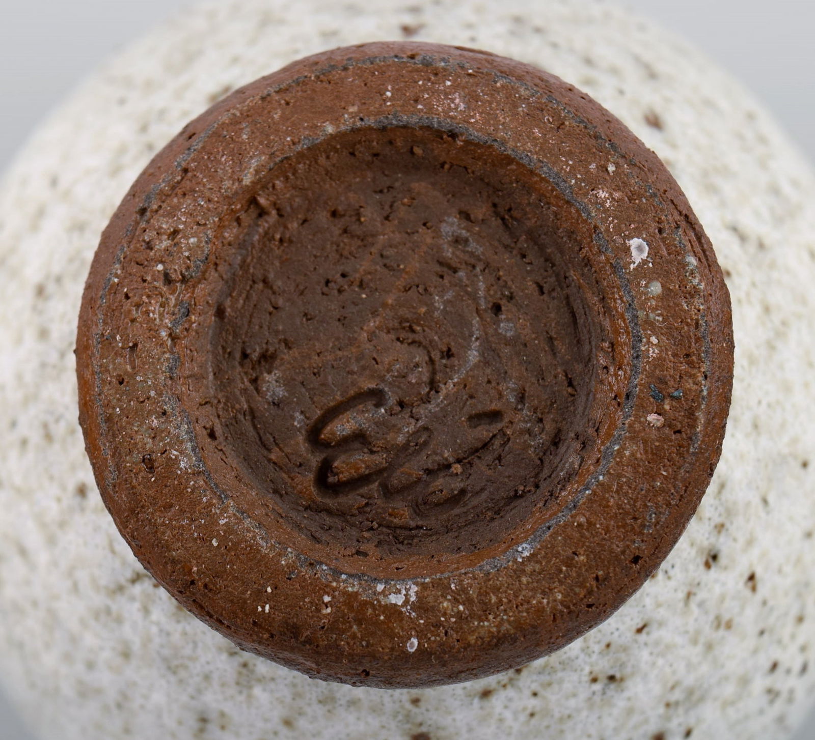 Eli Keller (b. 1942), Sweden. Round unique vase in white glazed stoneware. 21st Century. - 6