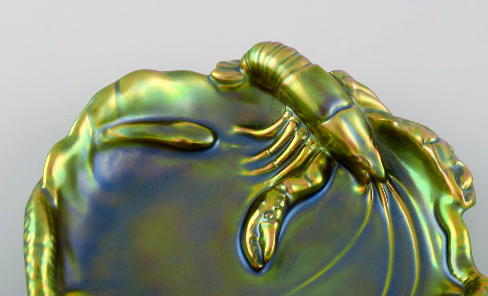 Zsolnay bowl in glazed stoneware modeled with crayfish. Beautiful eozin glaze. Mid-20th century. - 2