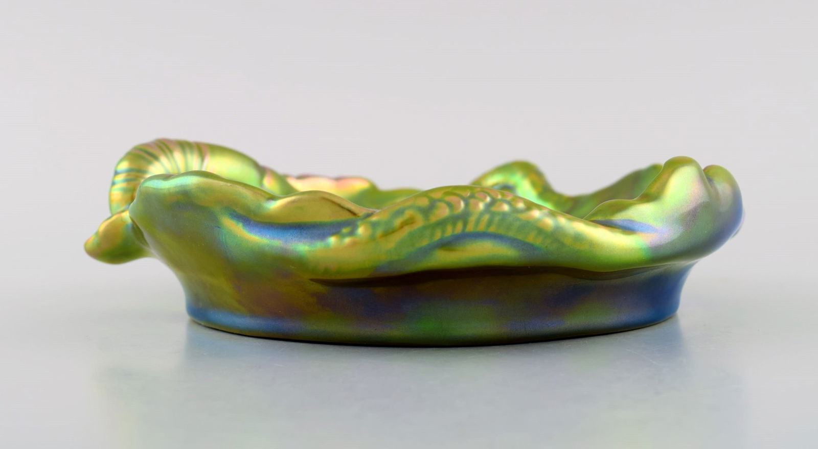 Zsolnay bowl in glazed stoneware modeled with crayfish. Beautiful eozin glaze. Mid-20th century. - 4