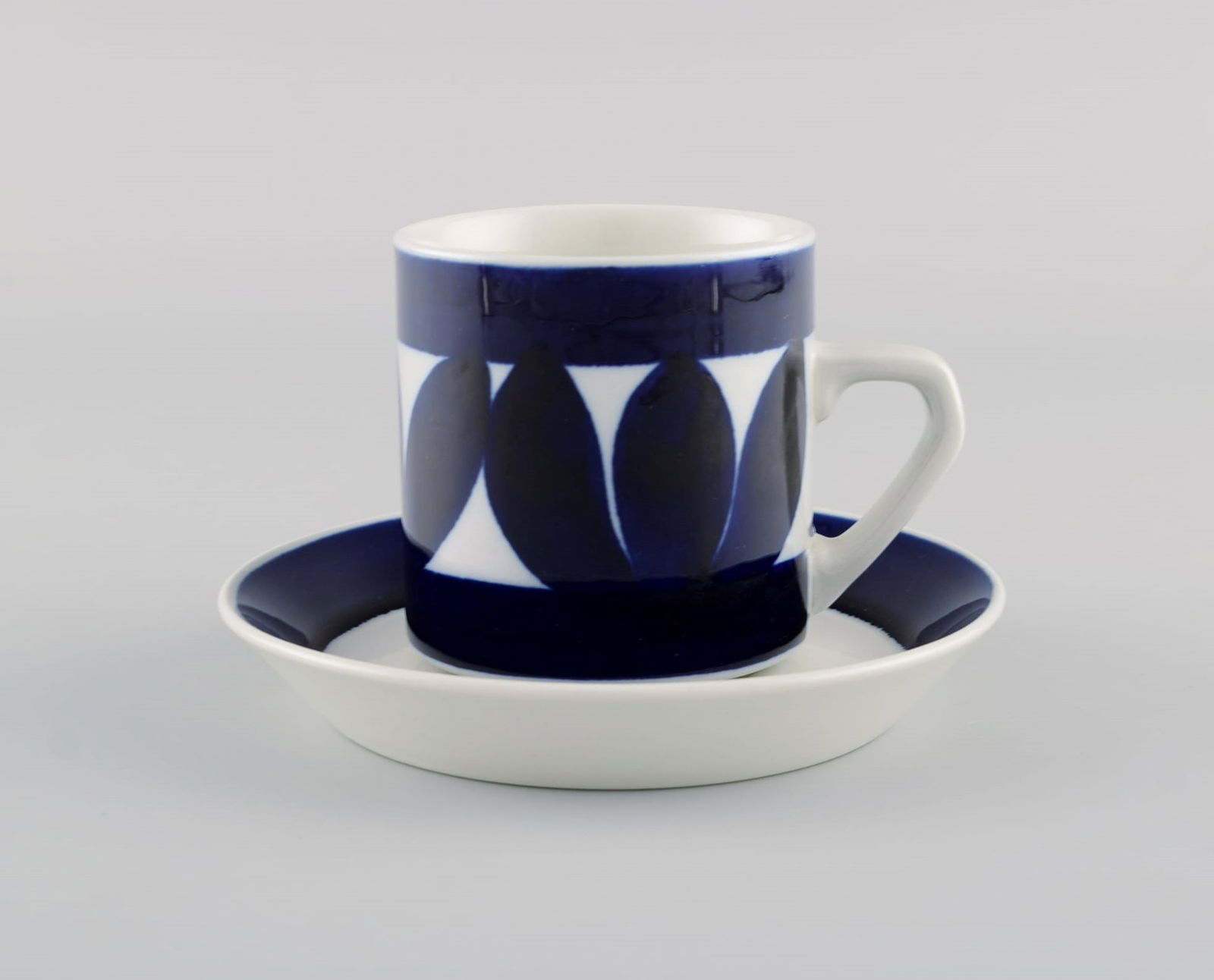 Raija Uosikkinen (1923-2004) for Arabia. Eight Sotka coffee cups with saucers in hand-painted glazed - 2