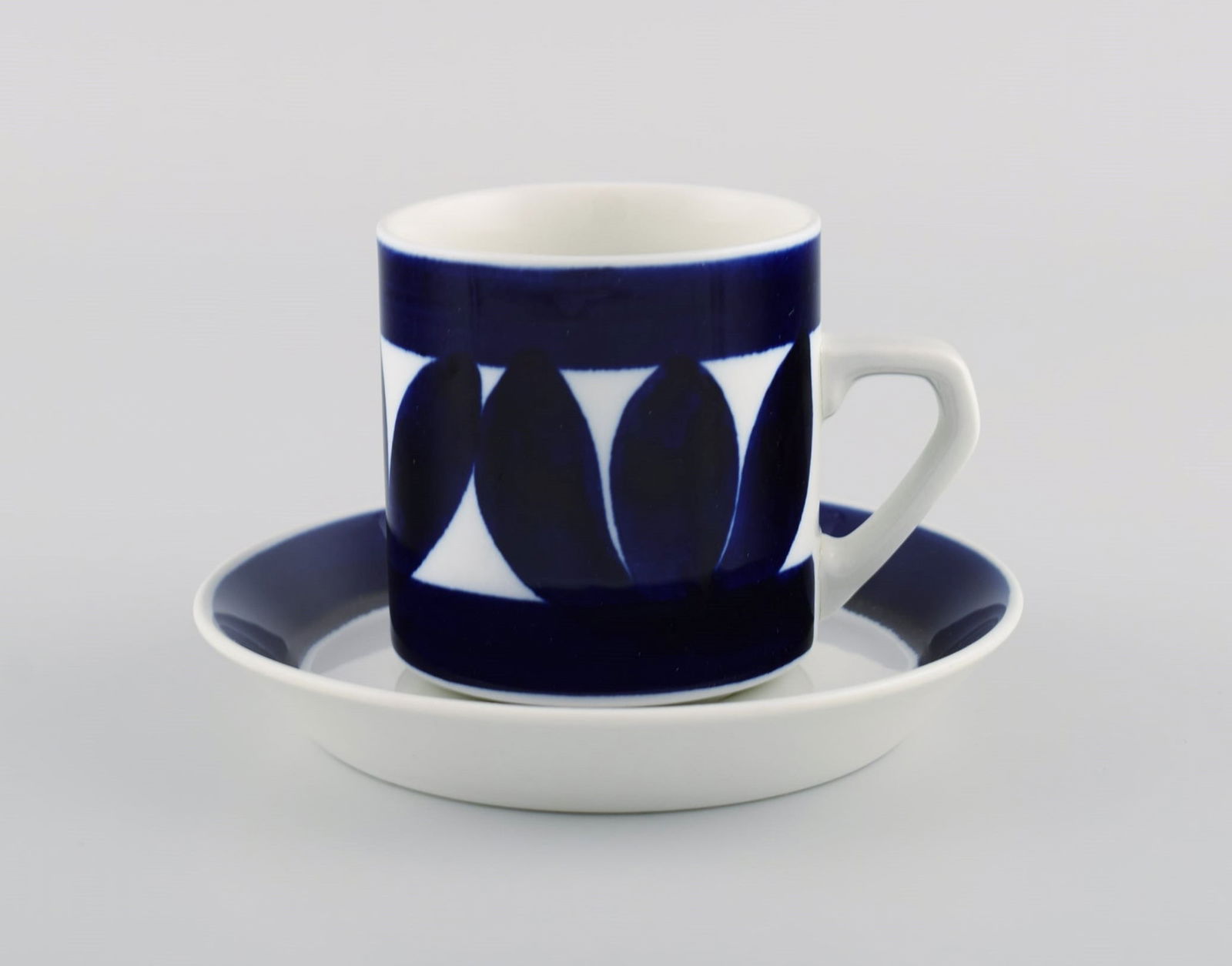 Raija Uosikkinen (1923-2004) for Arabia. Eight Sotka coffee cups with saucers in hand-painted glazed - 3