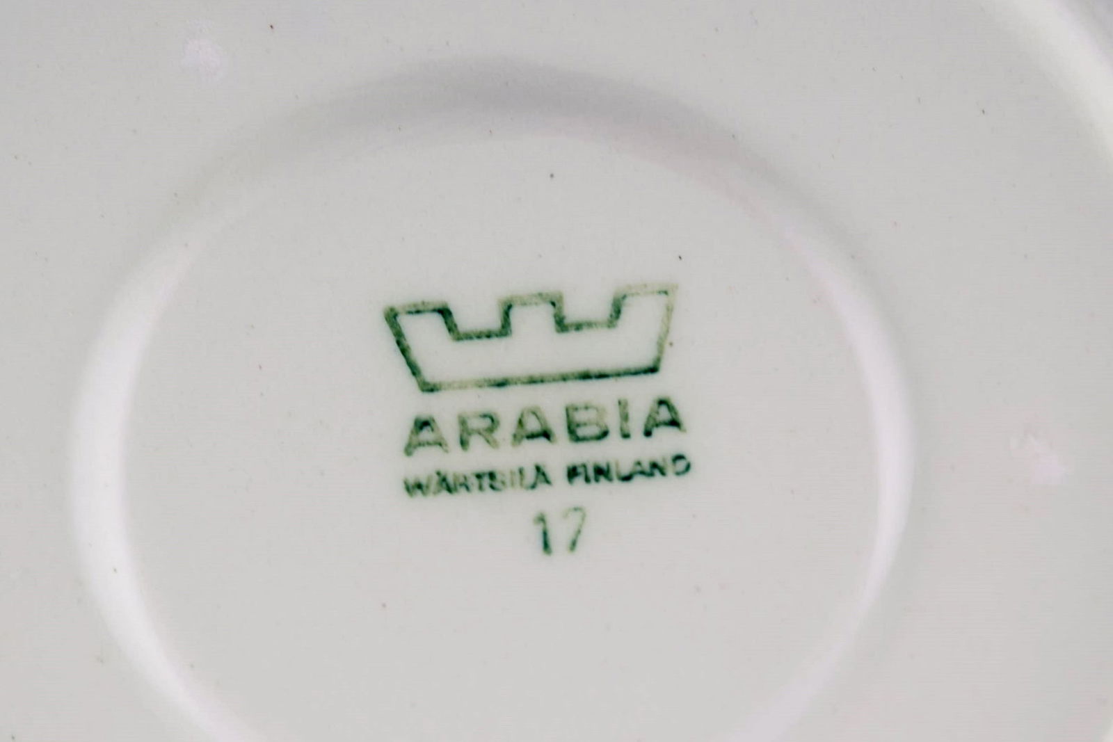 Raija Uosikkinen (1923-2004) for Arabia. Eight Sotka coffee cups with saucers in hand-painted glazed - 7