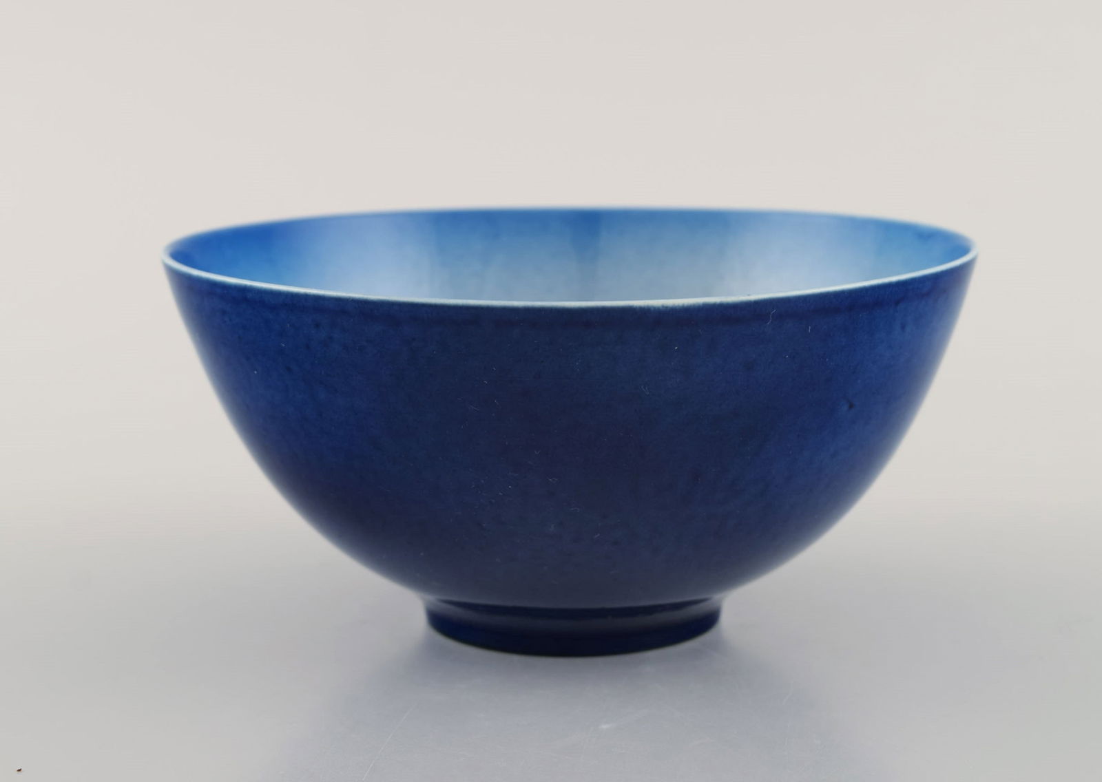 Sven Wejsfelt (1930-2009), Gustavsberg Studiohand. Unique bowl in glazed ceramics with hand-painted - 2
