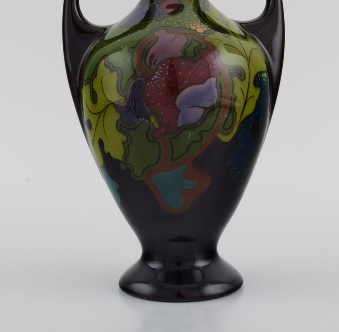 Regina, Holland. Antique art nouveau vase in glazed ceramics with hand-painted flowers and foliage. - 3