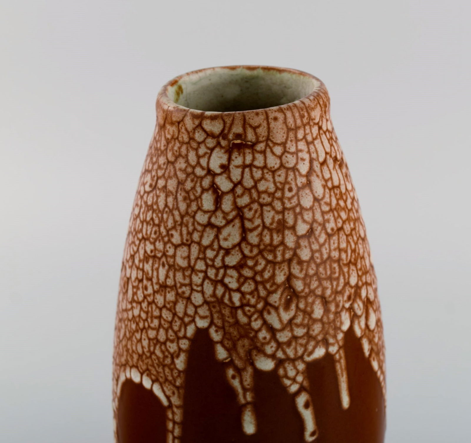 Leon Pointu (1879-1942), France. Large art deco vase in glazed stoneware. Beautiful cream-colored - 4