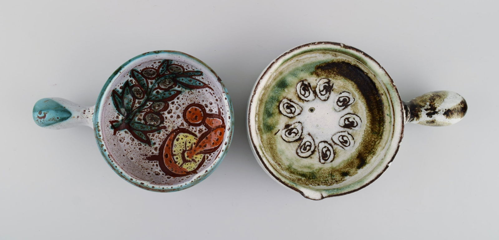 Bowl, lidded jar and three crème brûlée bowls with handles in hand-painted glazed - 3