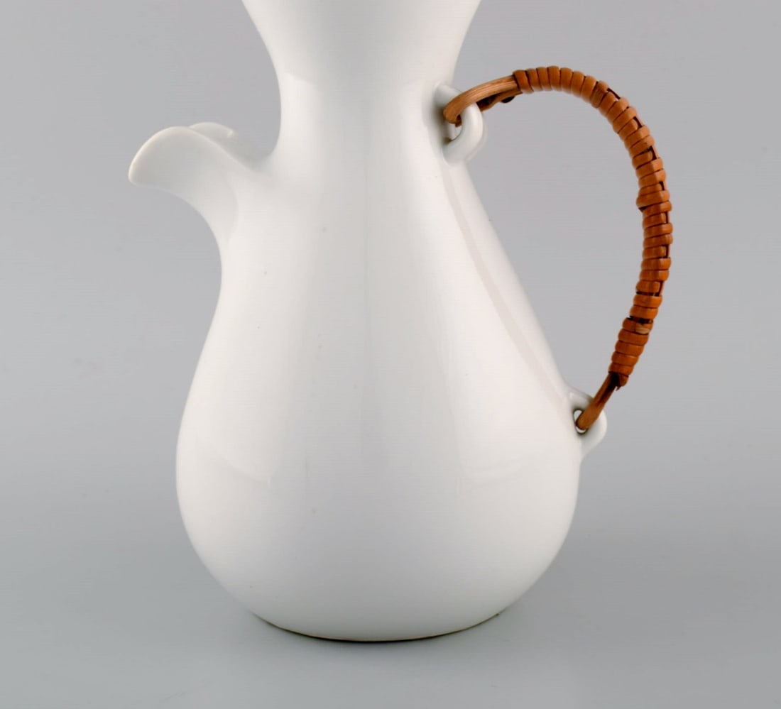 Freeman Lederman. Large modernist jug in white glazed ceramics with wicker handle. Mid-20th century. - 2