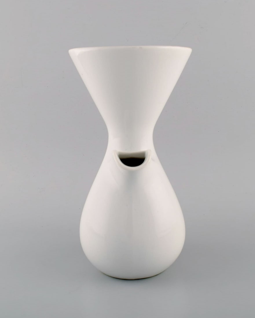 Freeman Lederman. Large modernist jug in white glazed ceramics with wicker handle. Mid-20th century. - 3