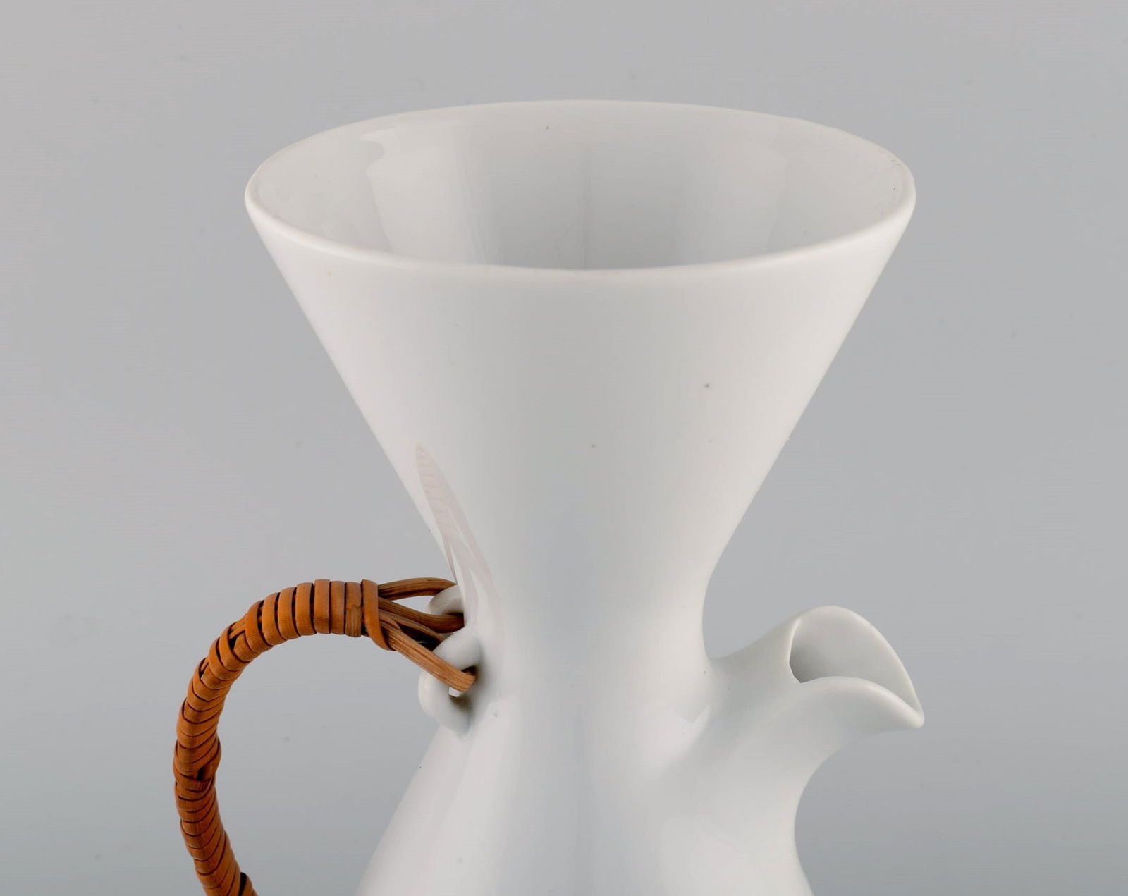 Freeman Lederman. Large modernist jug in white glazed ceramics with wicker handle. Mid-20th century. - 4