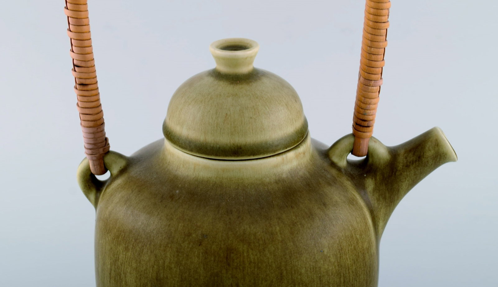 Frode Blichfeldt Bahnsen for Palshus. Teapot in glazed stoneware with wicker handle. Beautiful glaze - 5