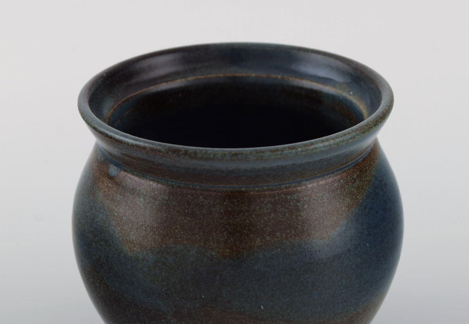 European studio ceramicist. Unique vase in glazed stoneware. Beautiful glaze in blue and brown - 2