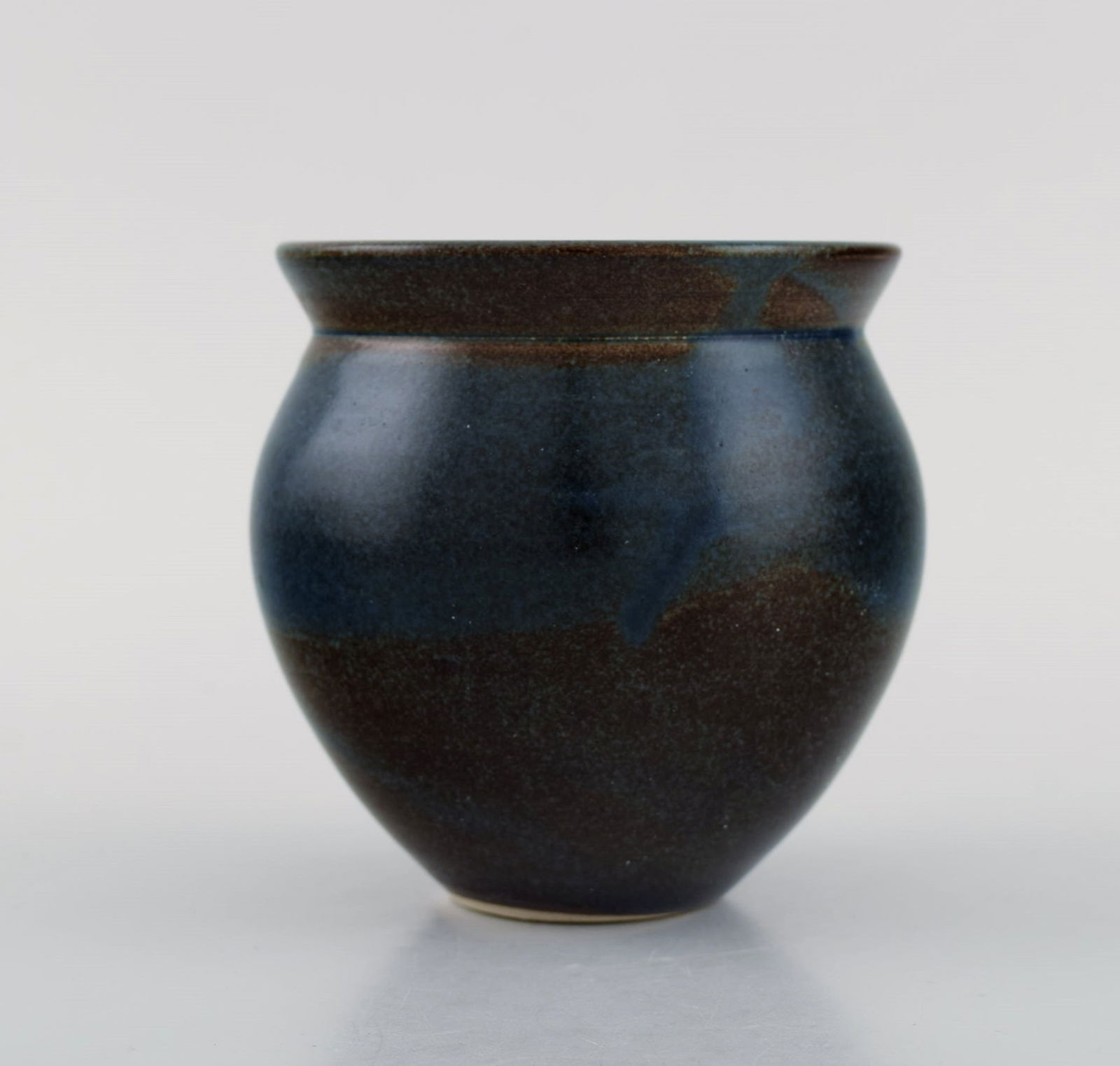 European studio ceramicist. Unique vase in glazed stoneware. Beautiful glaze in blue and brown - 3