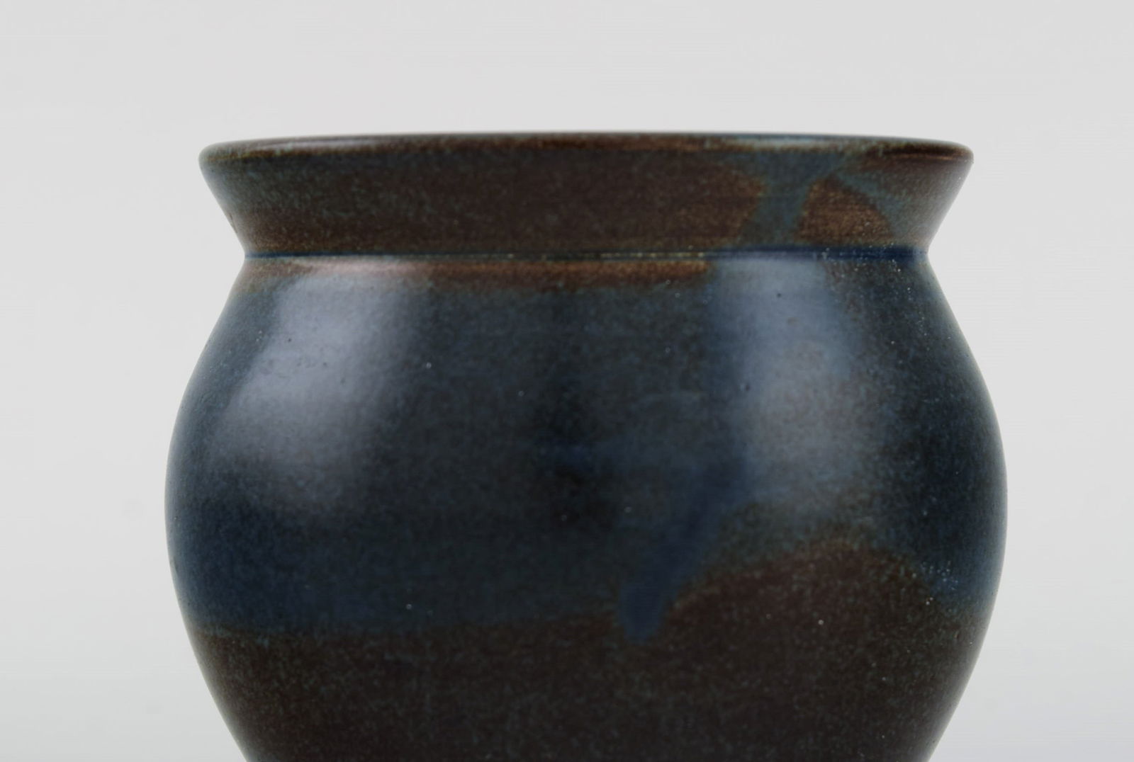 European studio ceramicist. Unique vase in glazed stoneware. Beautiful glaze in blue and brown - 4