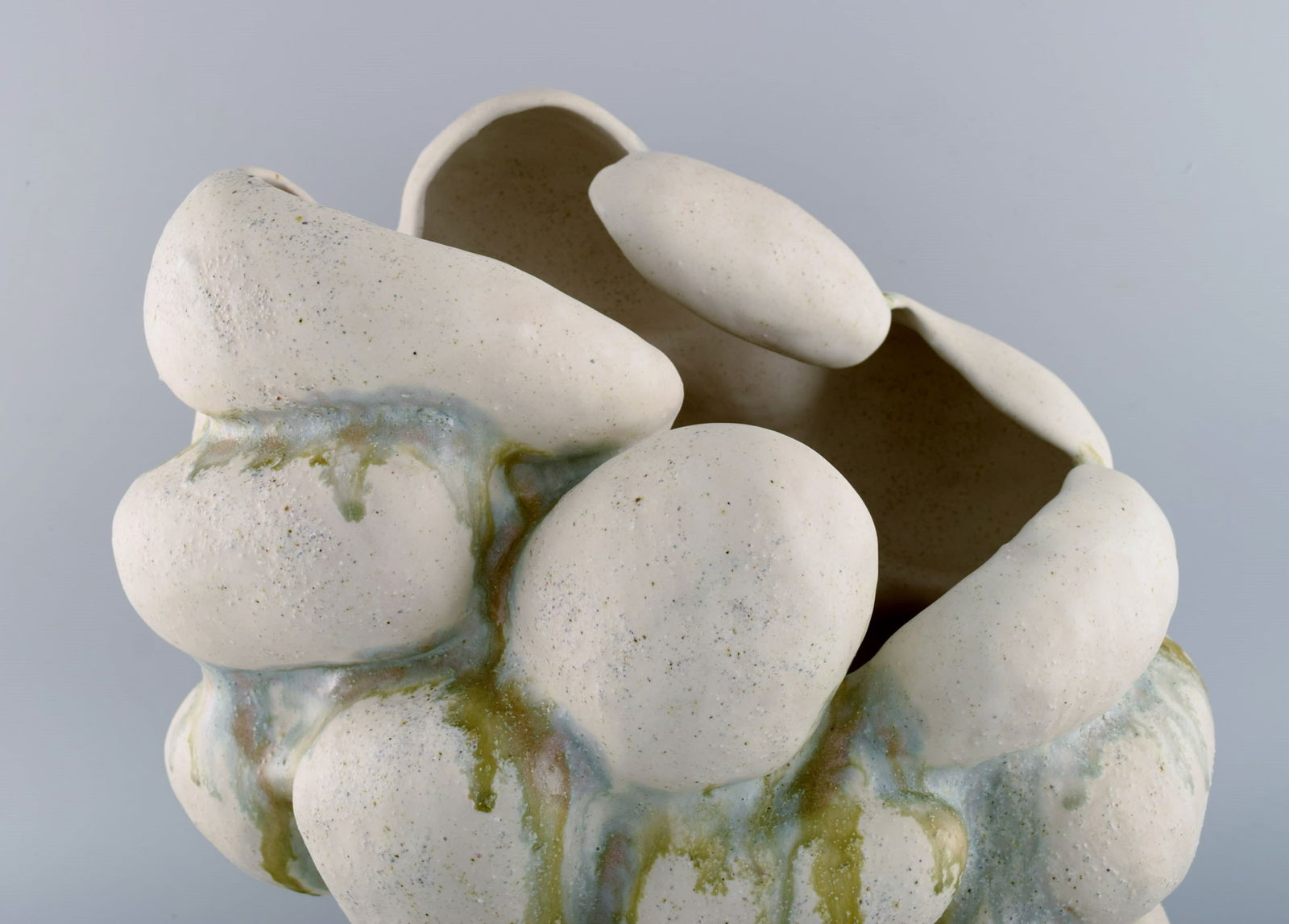 Christina Muff, Danish contemporary ceramicist (b. 1971). Hand modeled sculptural vase of stoneware - 2