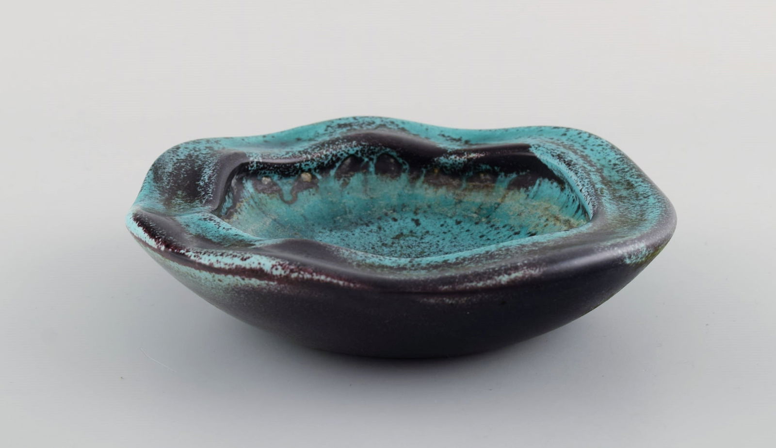 Nils Kähler (1906-1979) for Kähler. Bowl in glazed ceramics. Beautiful glaze in turquoise: Title: Nils Kähler (1906-1979) for Kähler. Bowl in glazed ceramics. Beautiful glaze in turquoise and dark shades. 1960s. Description: Nils Kähler (1906-1979) for Kähler. Bowl in