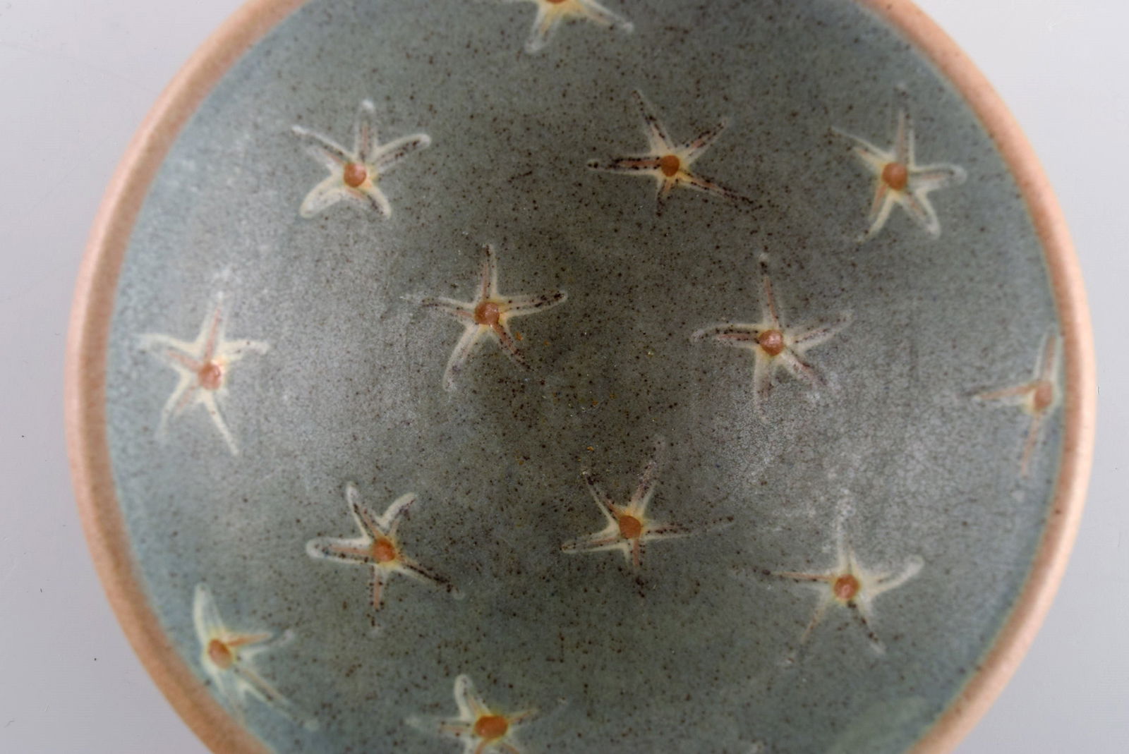 European studio ceramicist. Unique bowl on foot in hand-painted glazed stoneware. Late 20th century. - 4