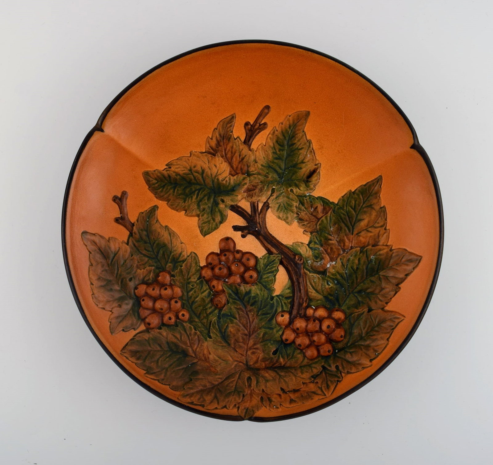 Ipsen's, Denmark. Circular dish with berries and foliage in hand-painted glazed ceramics. Model: Title: Ipsen's, Denmark. Circular dish with berries and foliage in hand-painted glazed ceramics. Model number 118. Approx. 1920 Description: Ipsen's, Denmark. Circular dish with berries and foliage