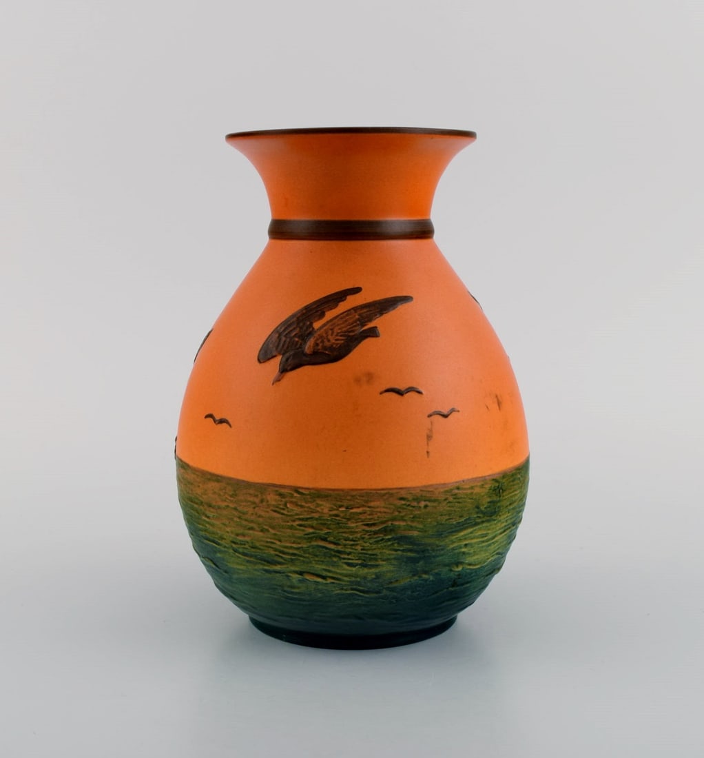 Ipsen's, Denmark. Vase with seagulls in hand-painted glazed ceramics. Model number 476. 1930's. - 2