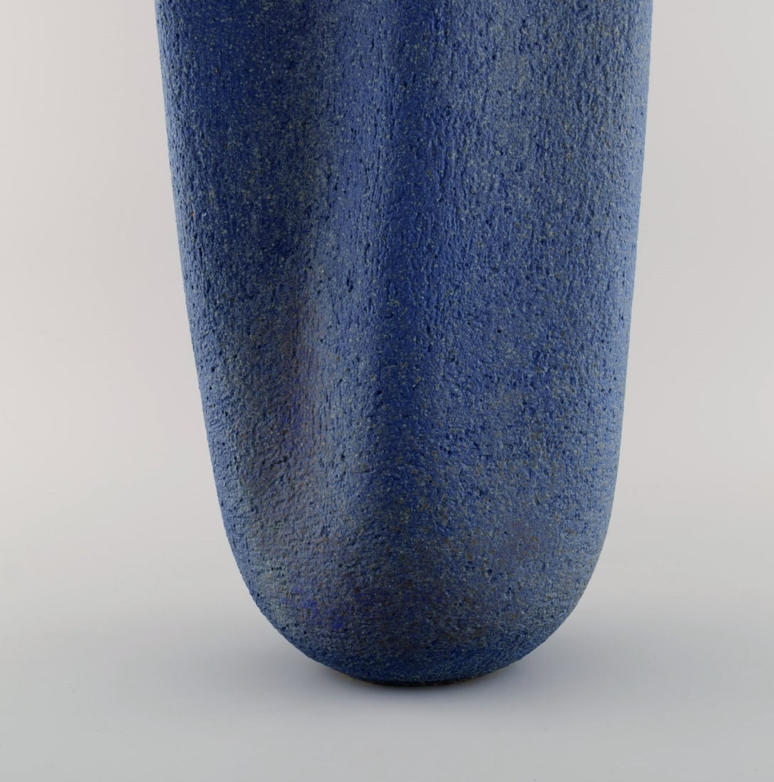European studio ceramist. Large floor vase in glazed stoneware. Beautiful glaze in shades of blue. - 4