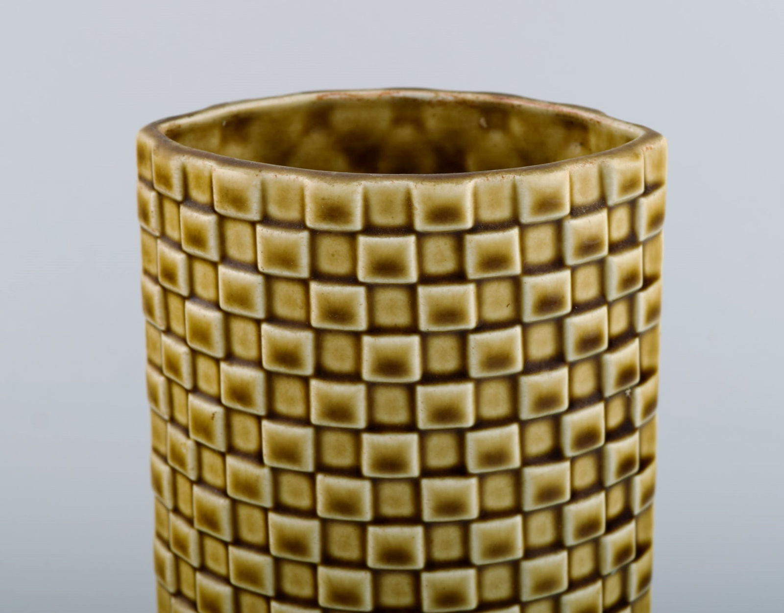 Arabia vase in glazed ceramics. Beautiful glaze in mustard yellow shades. Finnish design, mid 20th - 2