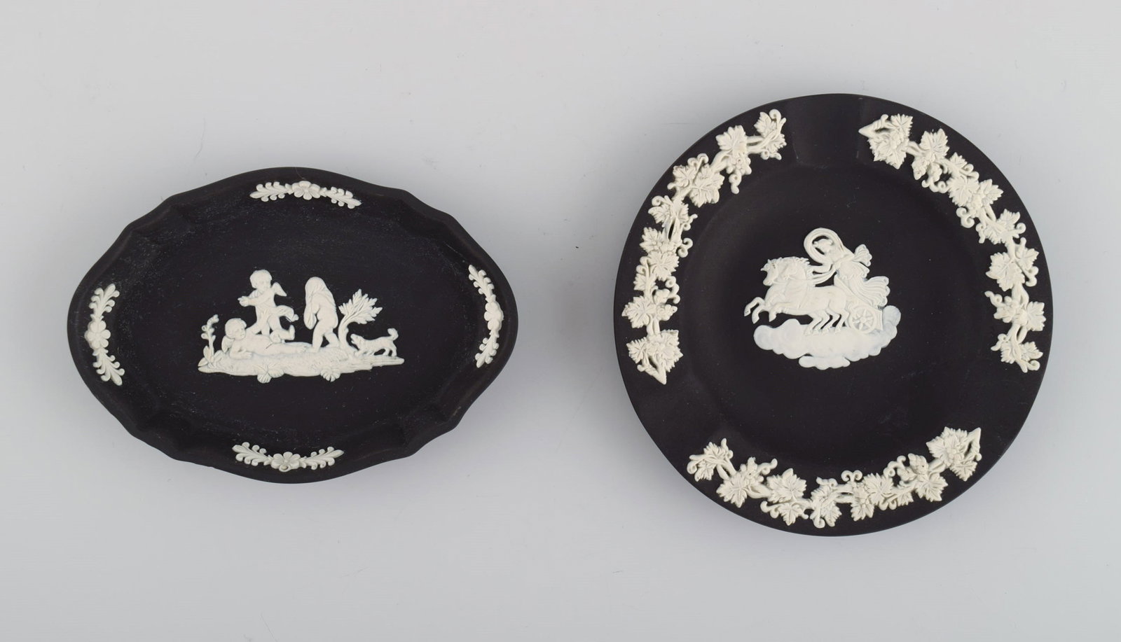 Wedgwood, England. Three bowls / dishes and a vase in black, green and blue stoneware with - 2