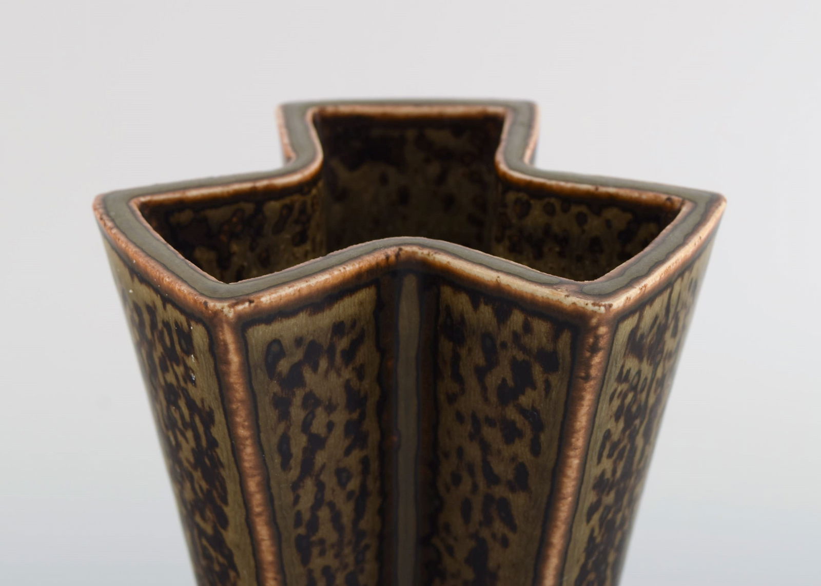 Lisa Engquist (1914-1989) for Bing and Grøndahl. Cubist vase in glazed stoneware with glaze in - 3