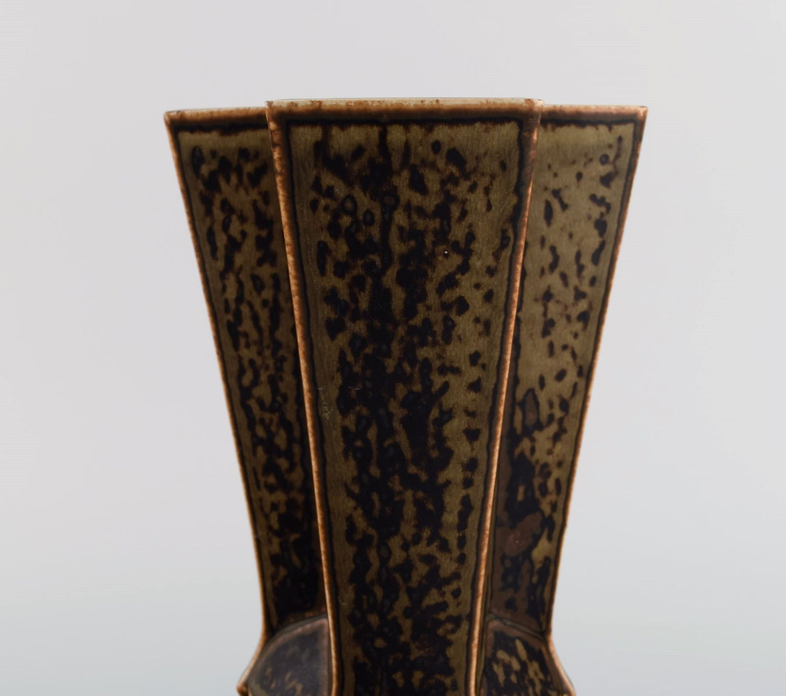 Lisa Engquist (1914-1989) for Bing and Grøndahl. Cubist vase in glazed stoneware with glaze in - 4