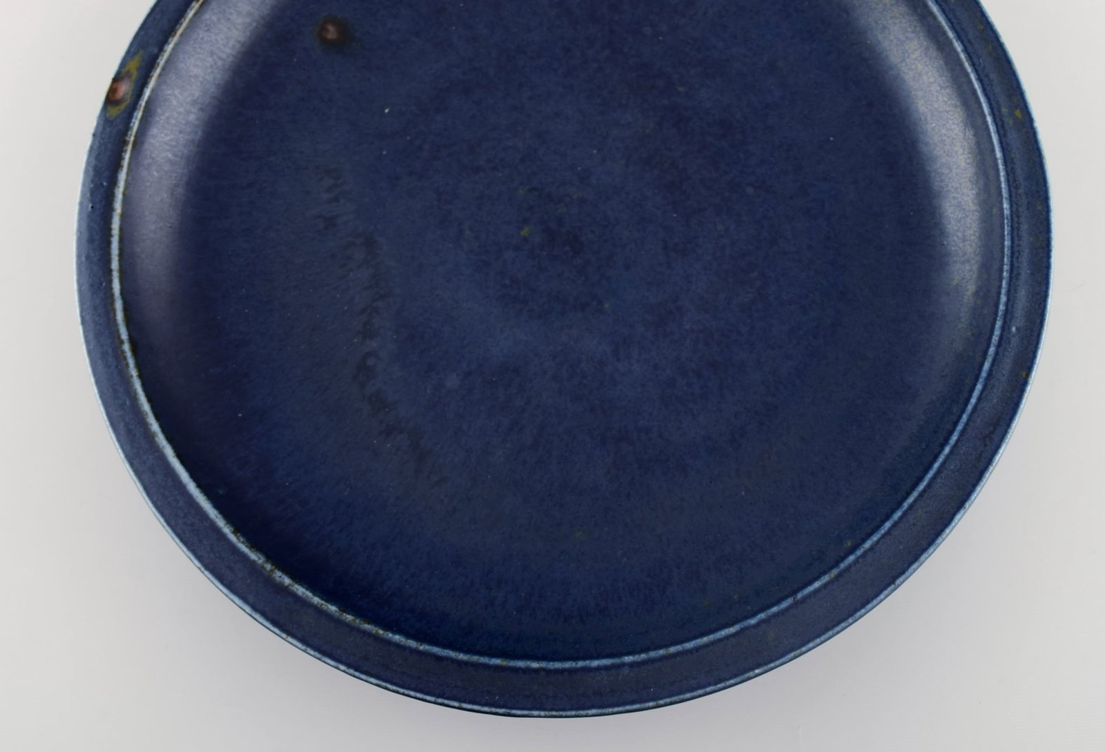 Round Saxbo dish in glazed stoneware. Beautiful glaze in deep blue shades. - 4