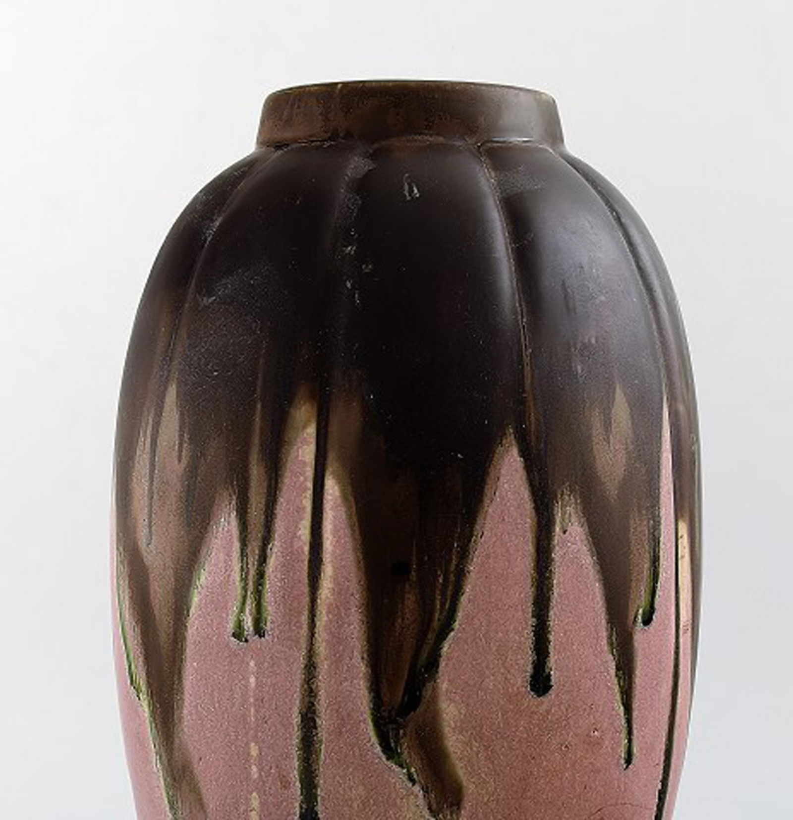 Gilbert Metenier, French ceramist. A pair of Art Deco pottery vases in flaming glaze. - 4