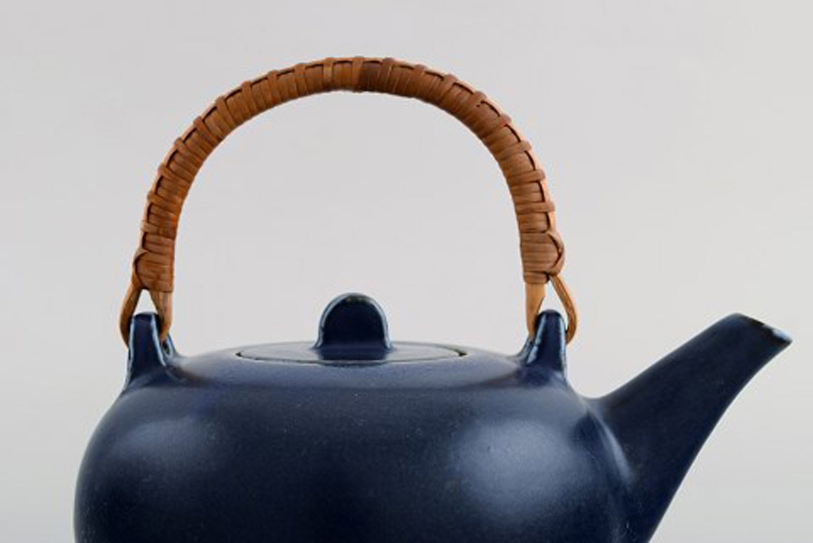 Eva Stæhr-Nielsen for Saxbo. Teapot in glazed ceramics with handle in wicker. Beautiful glaze - 4