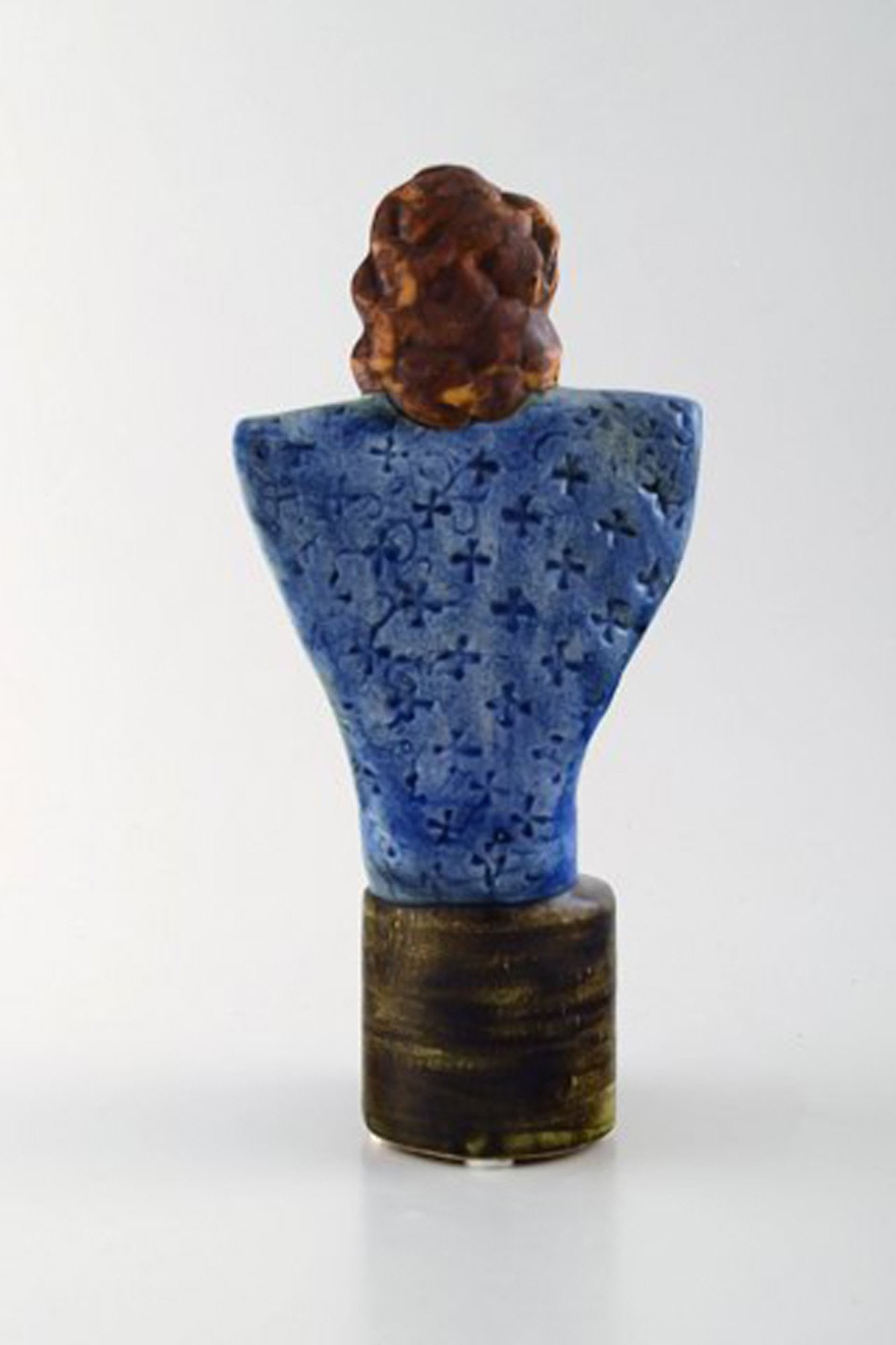 Very rare Lisa Larson unique figure of sitting woman in blue with golden rooster. - 3