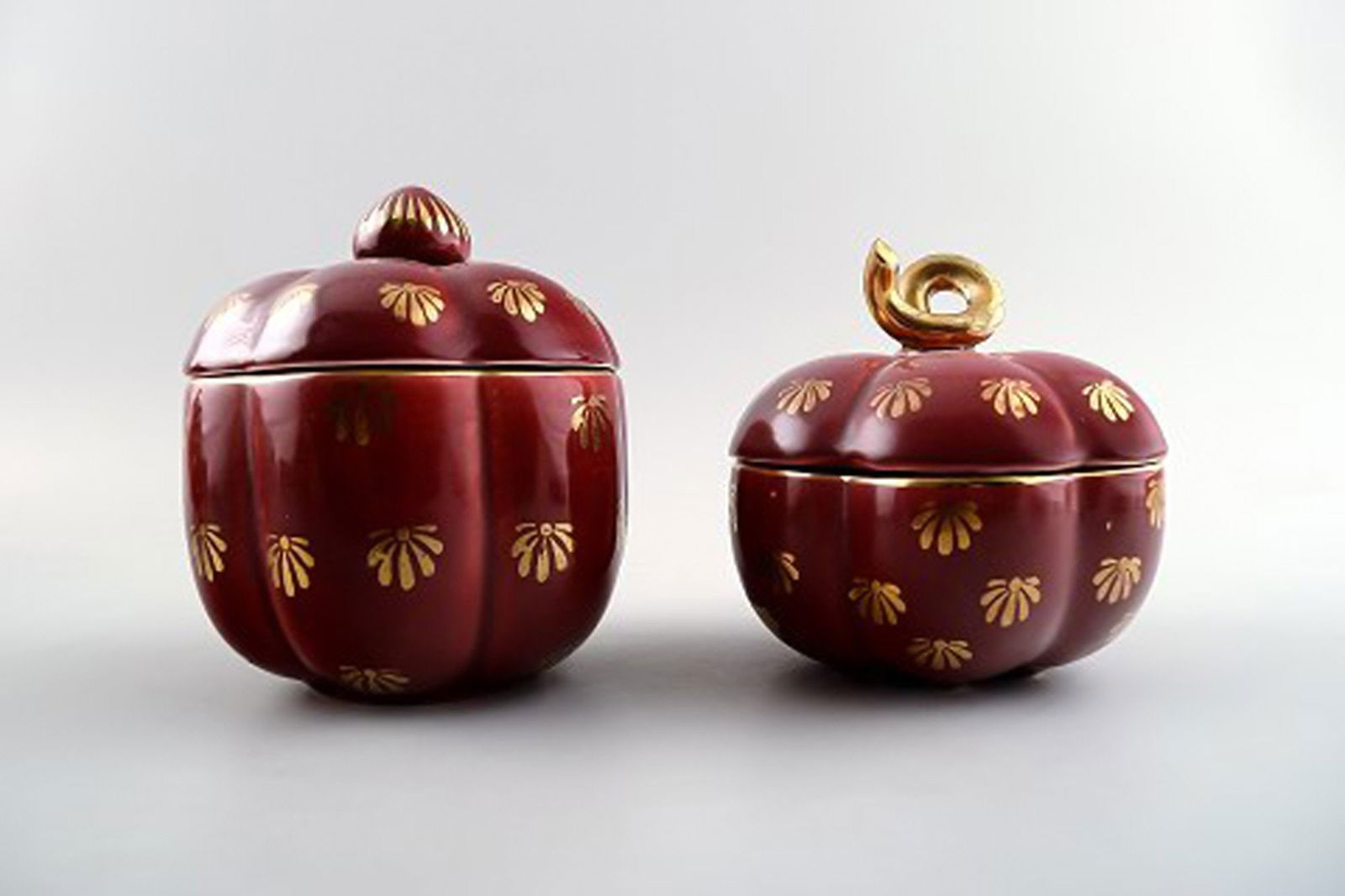 Collection of 'Red Rubin' pottery with red glaze with gold, Upsala-Ekeby, Gefle. Design Arthur - 3