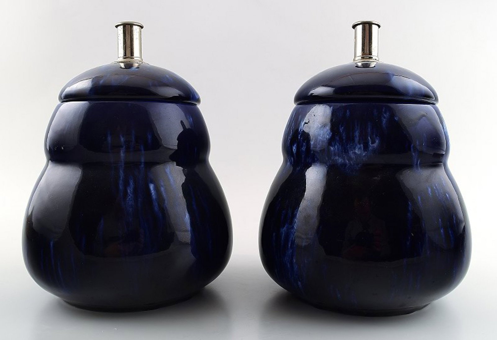 A pair of Rörstrand lidded vases in dark blue faience. 1930 / 40s.: Title: A pair of Rörstrand lidded vases in dark blue faience. 1930 / 40s. Description: A pair of Rörstrand lidded vases in dark blue faience. 1930 / 40s. Measures 18.5 x 13 cm. In perfect