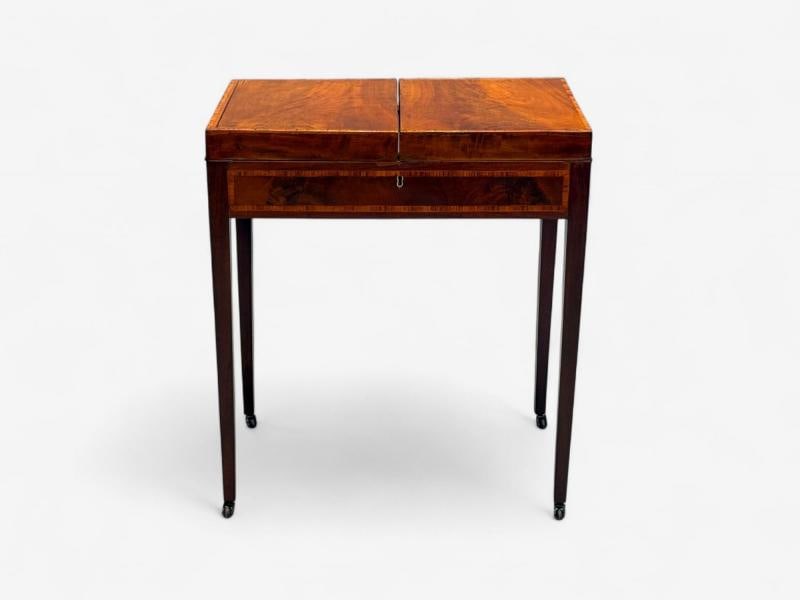 Hepplewhite Dressing Table or Vanity, England, Early 19th C. Mahogany, Refinish - 2