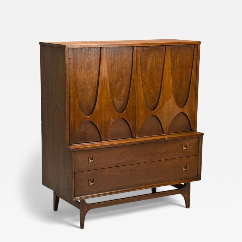 Broyhill Brasilia, Mid-Century Modern, Walnut, Brass, Highboy, USA, 1960s: Title: Broyhill Brasilia, Mid-Century Modern, Walnut, Brass, Highboy, USA, 1960s Description: Broyhill Brasilia, Mid-Century Modern, Walnut, Brass, Highboy Dresser, USA, 1960s Modernist highboy dresse