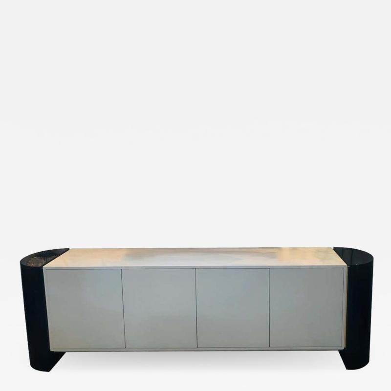 Mid-Century Modernist Long Black and White Lacquered Credenza Sideboard Cabinet: Title: Mid-Century Modernist Long Black and White Lacquered Credenza Sideboard Cabinet Description: Mid-Century Modernist long black and white lacquered credenza sideboard cabinet. In the manner of To