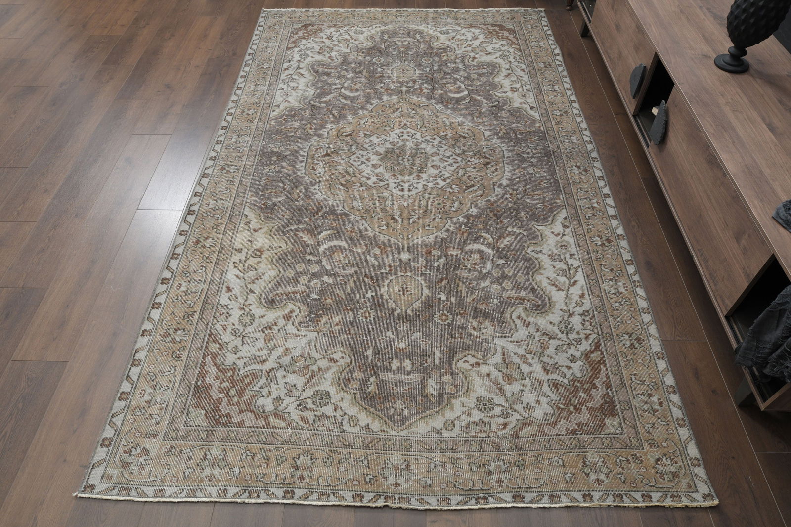 5'7x9'5 ft, MINIMALIST, LUXURY RUG: Title: 5'7x9'5 ft, MINIMALIST, LUXURY RUG Description: This Turkish one-of-a-kind Vintage Turkish Rug is hand-knotted and handwoven by the most skilled artisans who use pure wool, in muted, natural to
