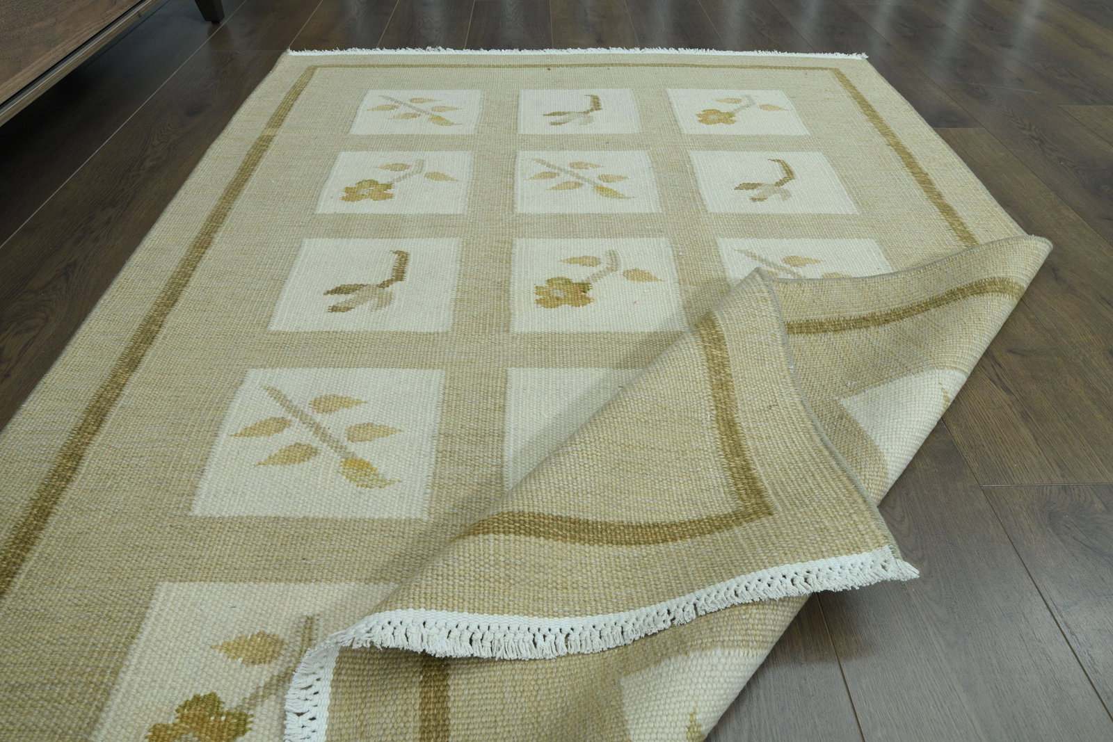 4x5'7 ft, FADED DECOR, Patterned Turkish Rug: Title: 4x5'7 ft, FADED DECOR, Patterned Turkish Rug Description: This Turkish one-of-a-kind Vintage Turkish Rug is hand-knotted and handwoven by the most skilled artisans who use pure wool, in muted,