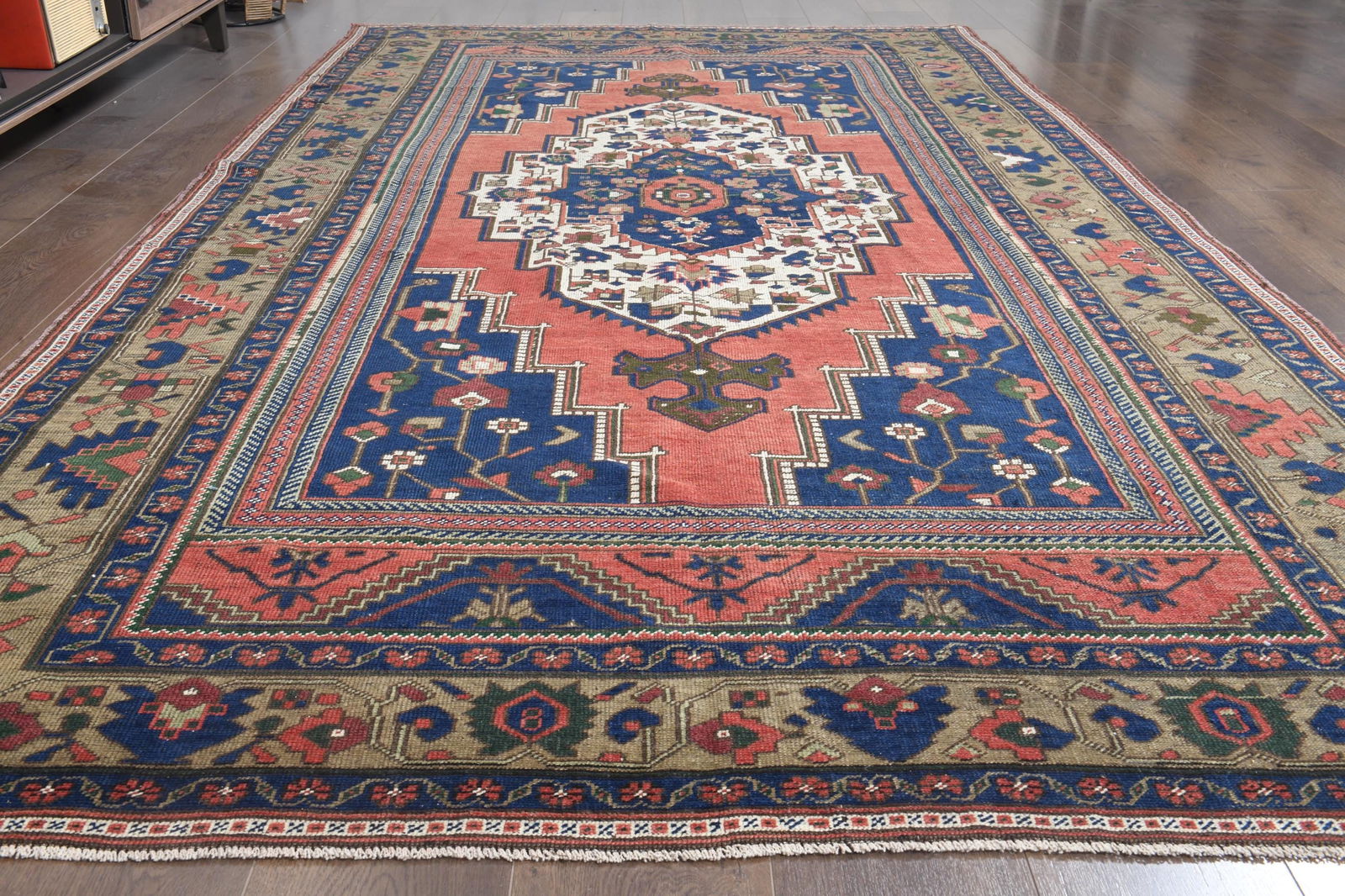 6x11 VIBRANT INDTRICATE RUG - 8