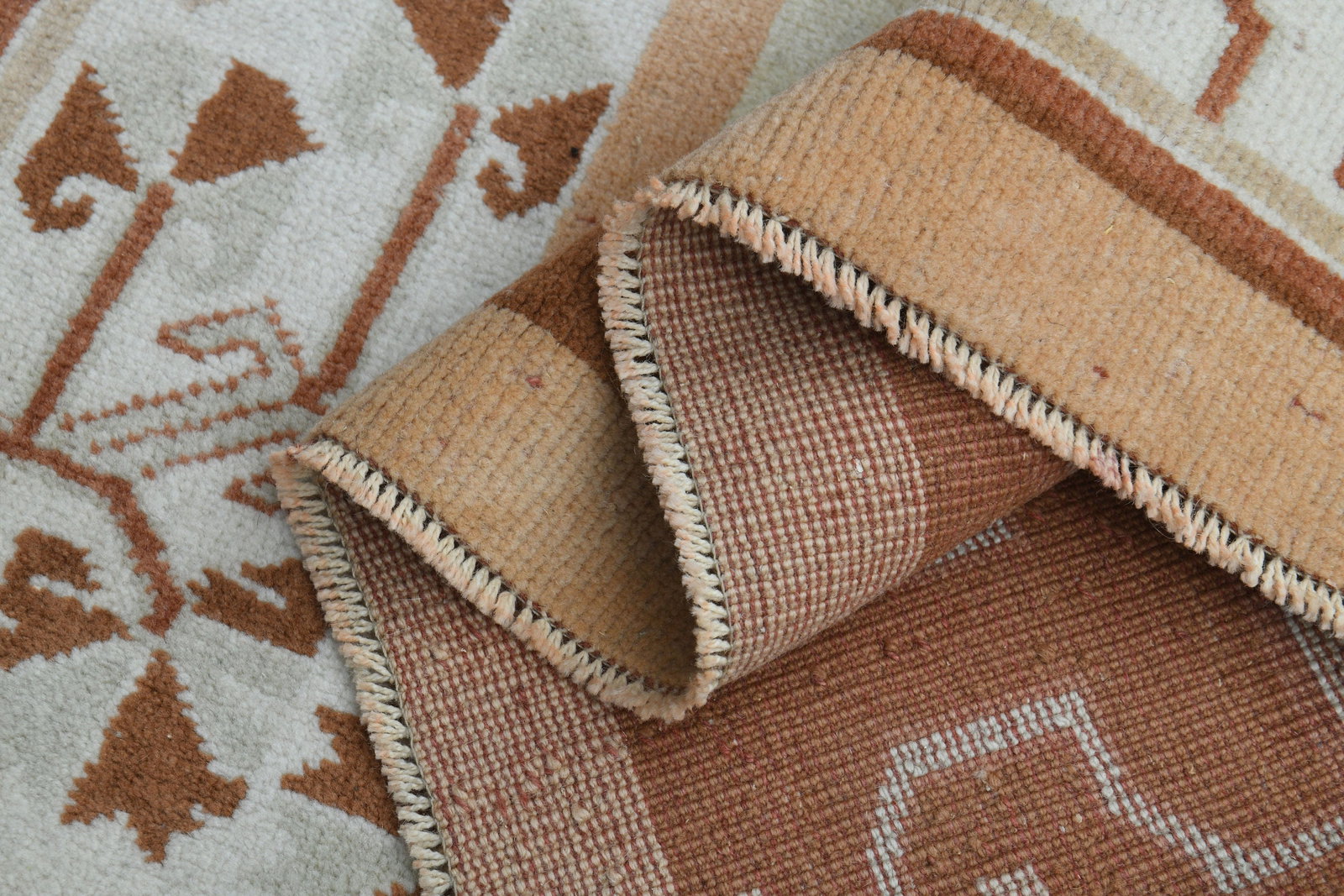 4'9x7'9 ft, BORDERED, TURKISH RUG: Title: 4'9x7'9 ft, BORDERED, TURKISH RUG Description: This Turkish one-of-a-kind Vintage Turkish Rug is hand-knotted and handwoven by the most skilled artisans who use pure wool, in muted, natural