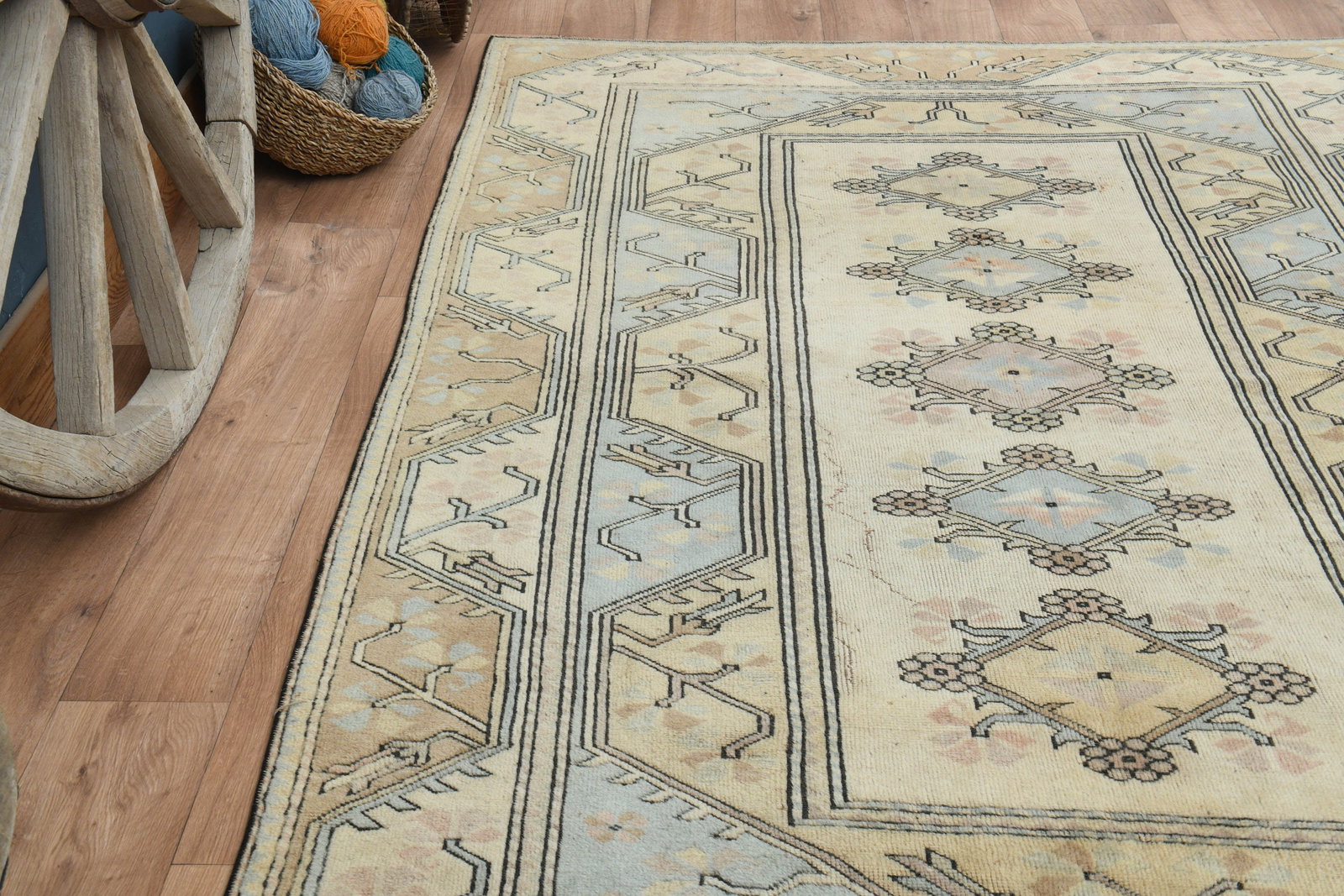 5'3x7'6 ft, BORDERED MILAS RUG - 16
