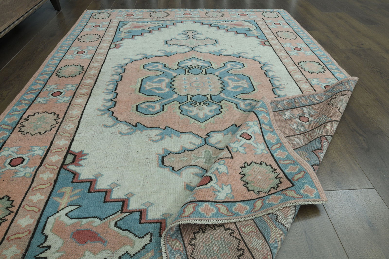 5'2x7'4 ft, LUXURY DECOR TURKISH Rug: Title: 5'2x7'4 ft, LUXURY DECOR TURKISH Rug Description: This Turkish one-of-a-kind Vintage Turkish Rug is hand-knotted and handwoven by the most skilled artisans who use pure wool, in muted, natural