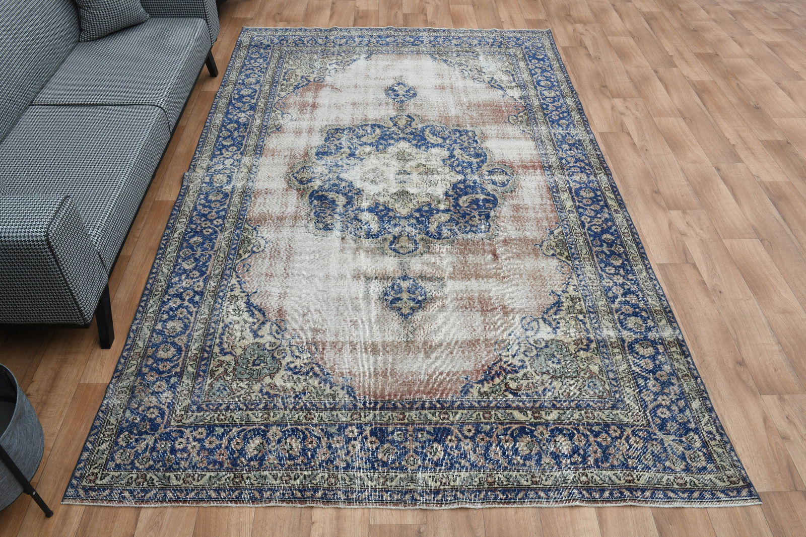 6'7x10'7 ft, PINK VINTAGE RUG: Title: 6'7x10'7 ft, PINK VINTAGE RUG Description: This Turkish one-of-a-kind Vintage Turkish Rug is hand-knotted and handwoven by the most skilled artisans who use pure wool, in muted, natural tones,